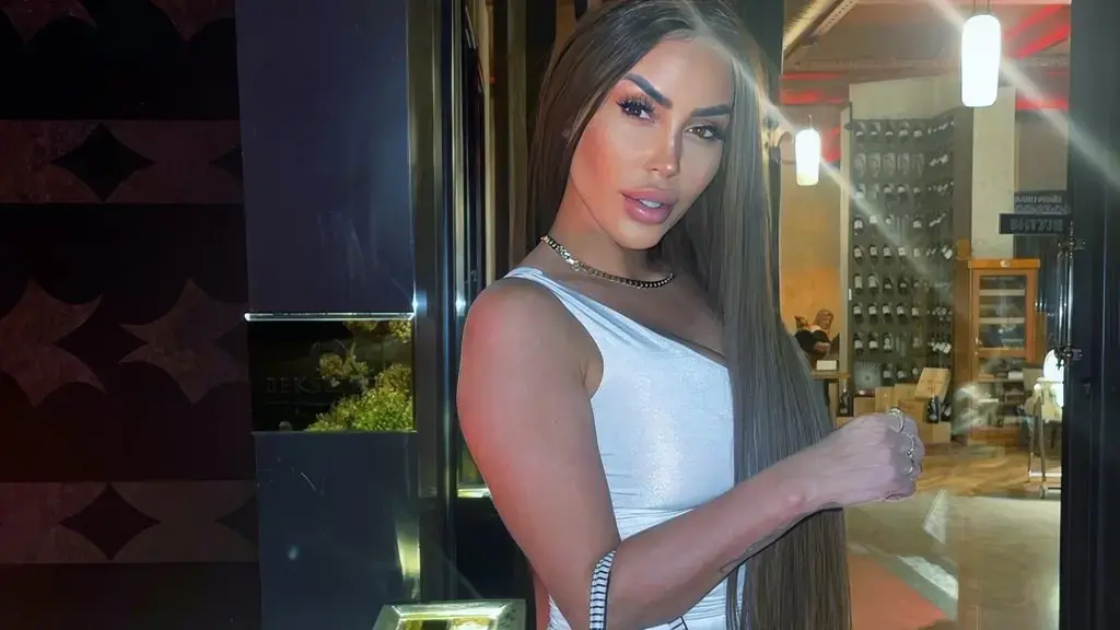 Skena të nxehta në vaskë, Nushi vjen duet me Fjolla Morinën