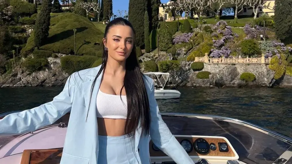 Alba një shkodrane trimëreshë, pozon në mes kafkave të njerëzve