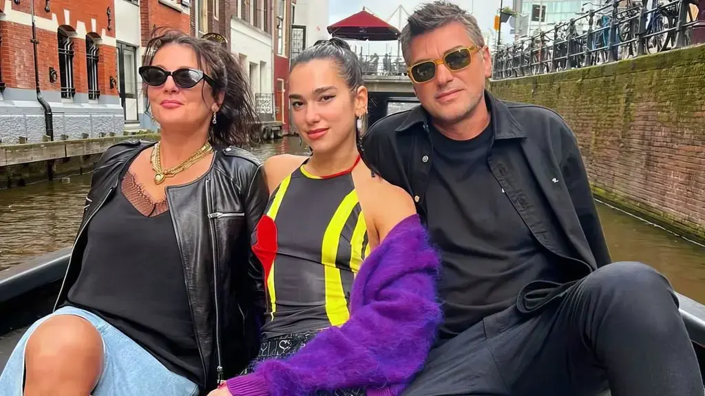 Duket e re, por kaq shumë vite ka nëna e Dua Lipes