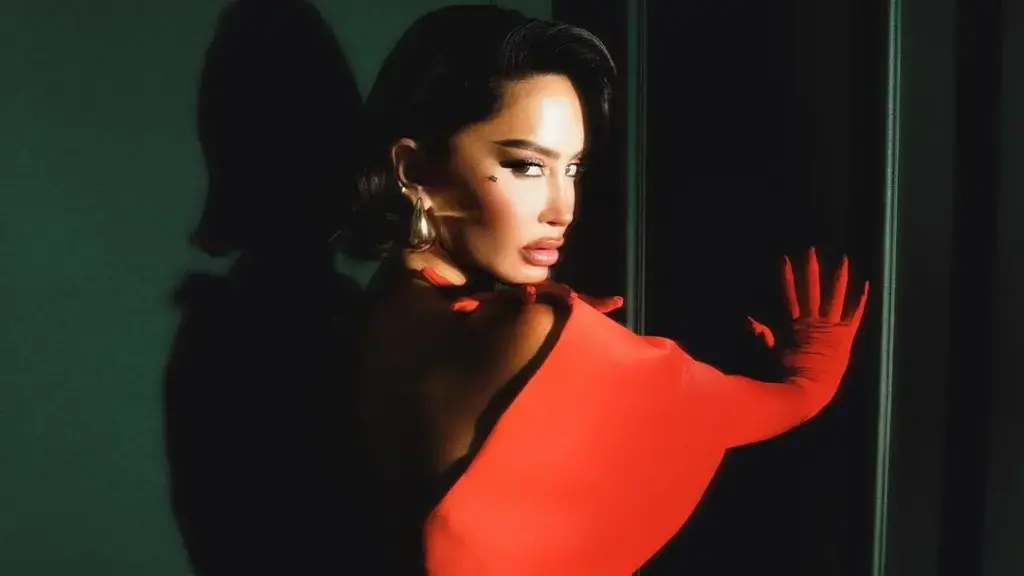 Dafina Zeqiri “ngacmon” imagjinaten me foto atraktive nga pasqyra e banjos