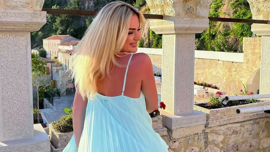 E gjithë familja në deti, Engji sjell imazhet me të bukura me të dashurit e saj