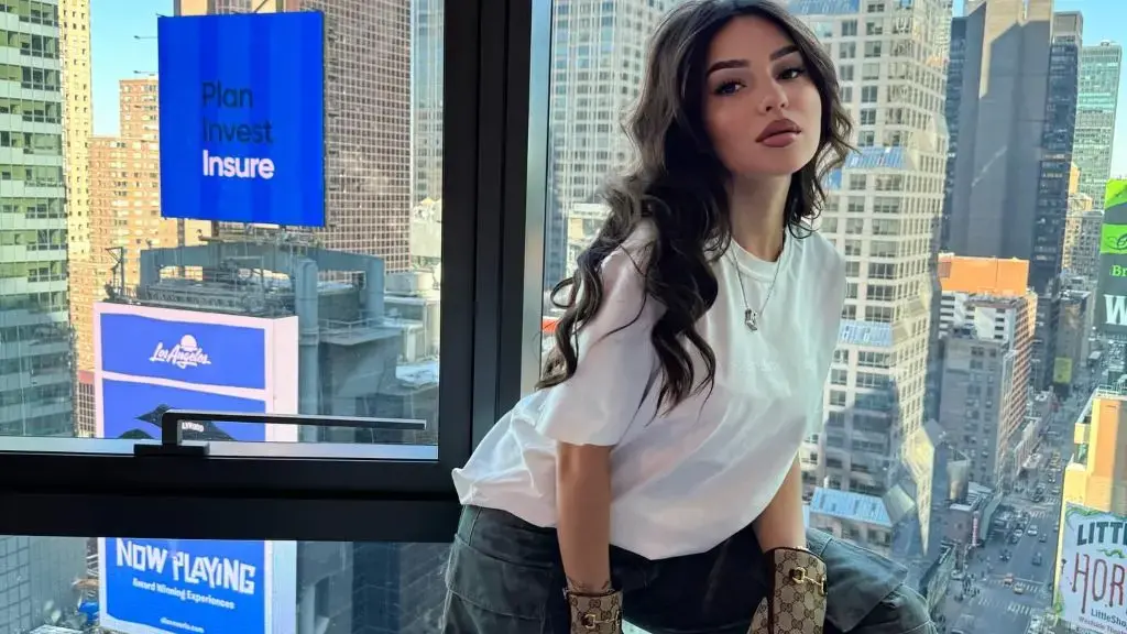 I dashuri i Dubait “detyron” Kiden të mbulohet (FOTO)