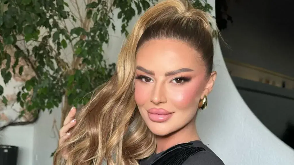Santiana ‘thyhet’ në mes për të vënë në pah belin e formësuar
