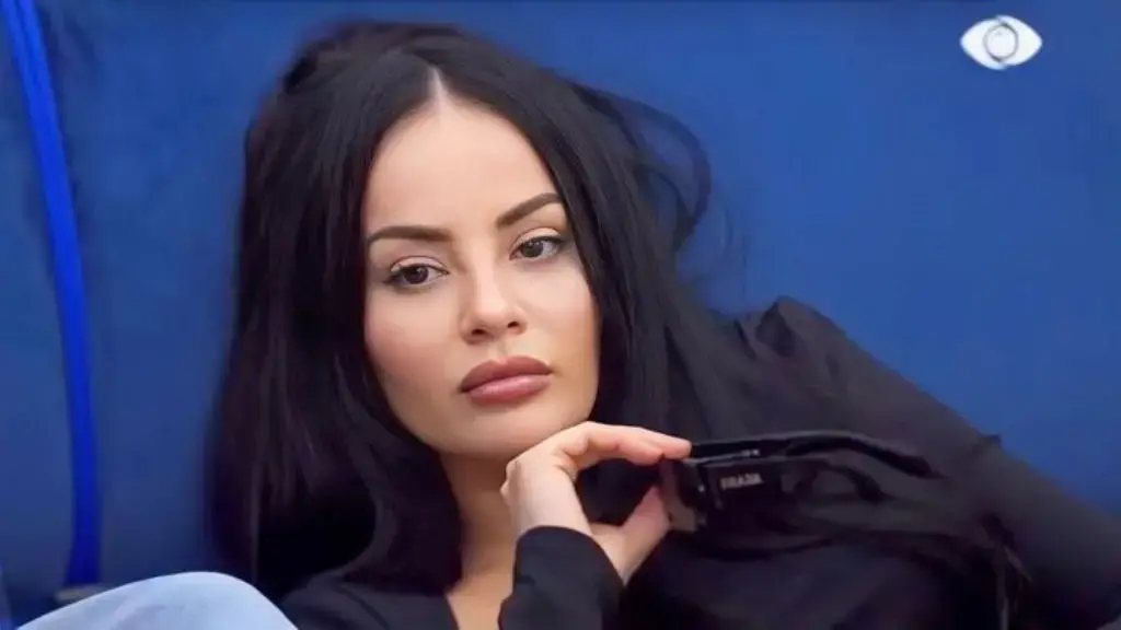 Sara zbulon historinë prekëse të jetës së saj: I lutem Zotit të jetoj me vjehrrin dhe vjehrrën dhe t’i shërbej