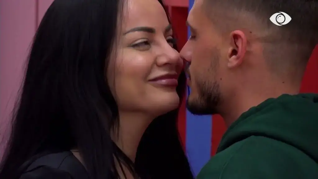 Nuk përmbahen Sara dhe Bardhi, momente intime në mes të natës duke u puthur e përqafuar