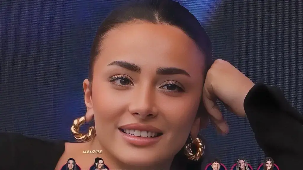 Alba publikon foto nga vendi i saj i punës!