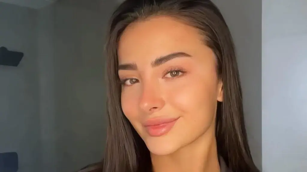 Alba sjell foto me nënën, është kaq e re dhe e bukur sa duken si të ishin motra