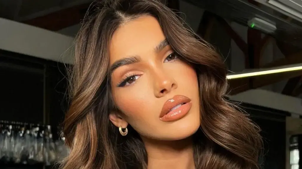 Arbenita ekspozon këmbët superseksi, mahnit ndjekësit në rrjete sociale