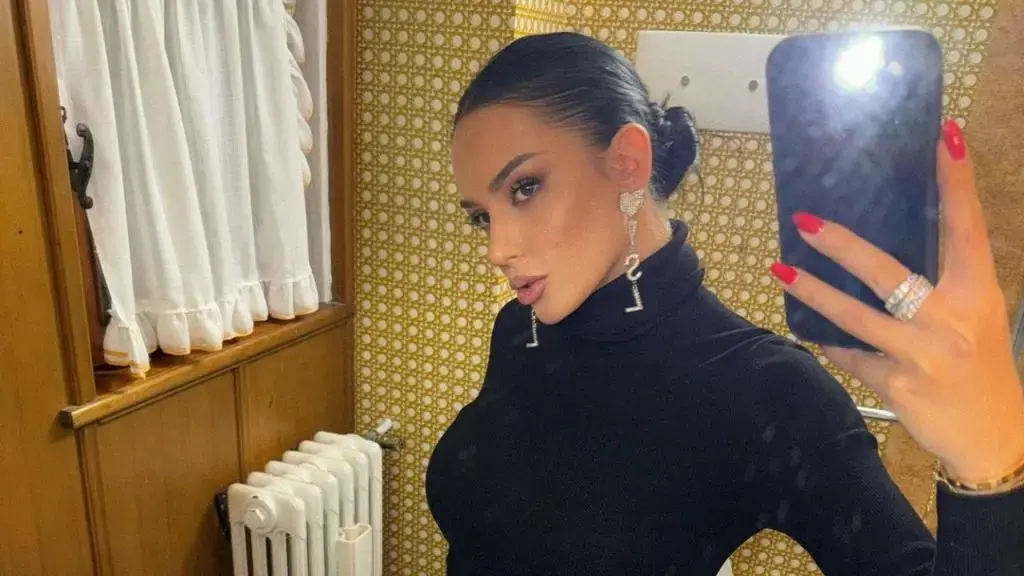 Bora Zemani ‘djeg’ rrjetin, shfaqet vetëm në robdeshan duke provokuar nga shtrati