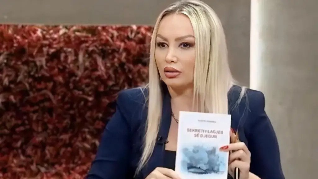 Brikena e RTK-së ka vendosë t’i ҫmend shikuesit, ekspozon gjoksin më ...