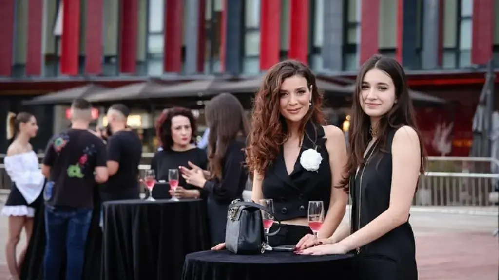 Vajza e madhe e Dioles publikon foto me barkun jashtë, Diola i jep komentin që askush nuk e priste