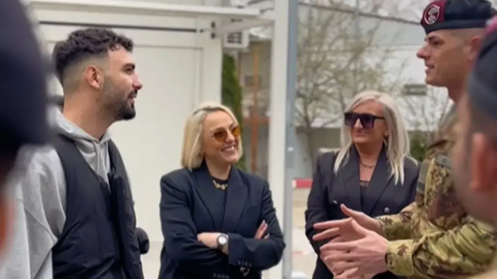 Ledri Vula merr dhuratë e madhe nga KFOR-i (VIDEO)