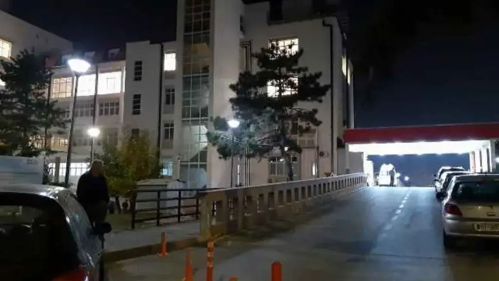 E plagosura me armë zjarri që po trajtohet në Emergjencë është grua