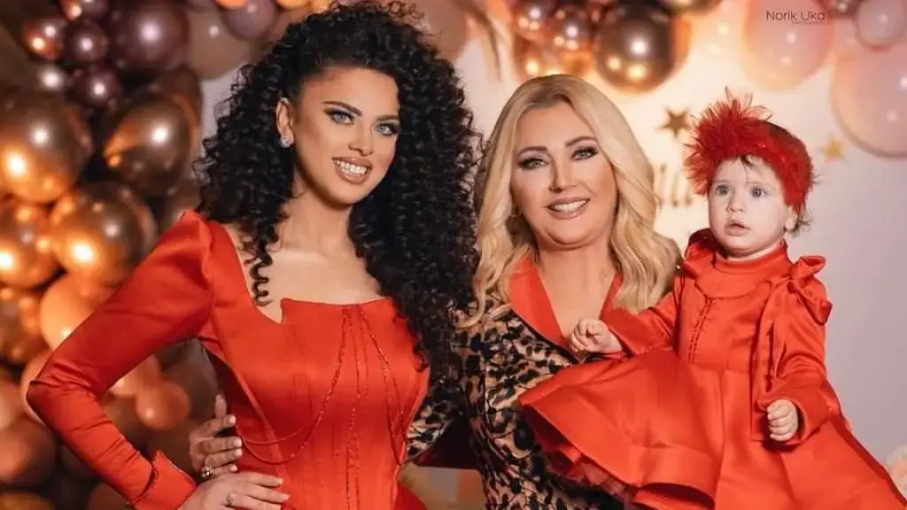 Gëzimja nis punën e re së bashku me vjehrrën e saj