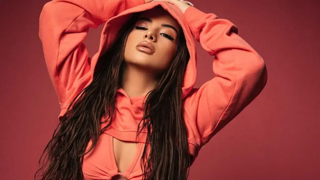 Rina Balaj Rapper Rina Balaj bën gjithҫka për të dalë bukur në foto, madje bën edhe këtë pozë