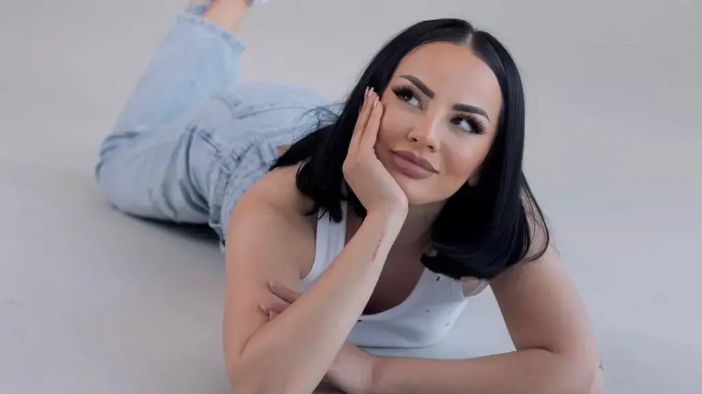 “Më priti duke qarë”, Sara zbulon detaje nga takimi i parë me nënën e Bardhit dhe zbulon çka i tha ajo
