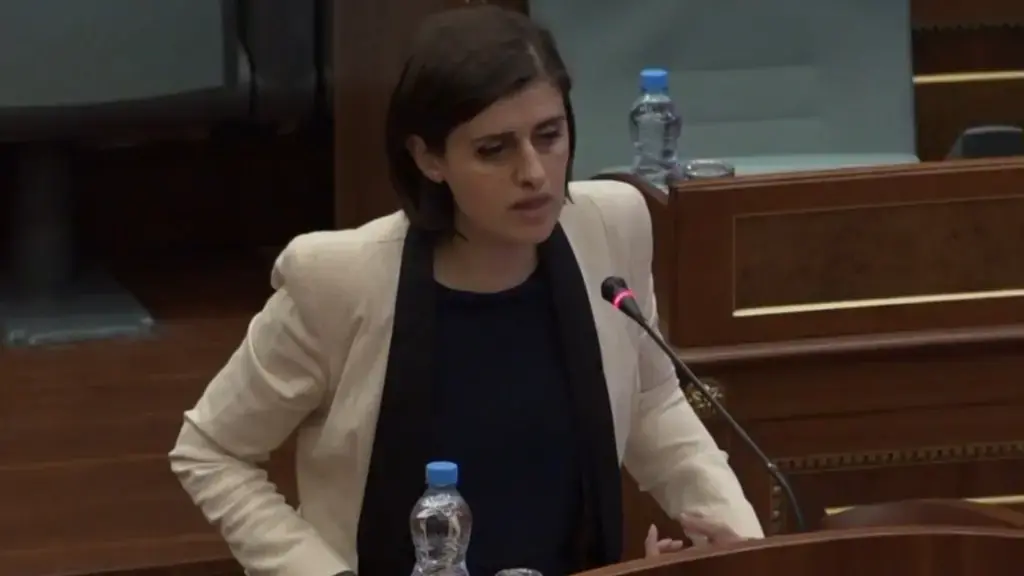 Saranda Bogujevci publikon foto me djalin e saj veshur me rroba kombëtare, kaq shumë qenka rritur