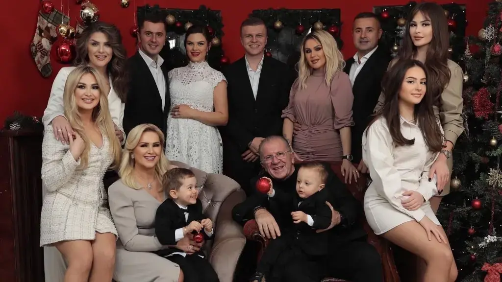Këta janë 13 anëtarët e familjes së Shyhrete Behlulit