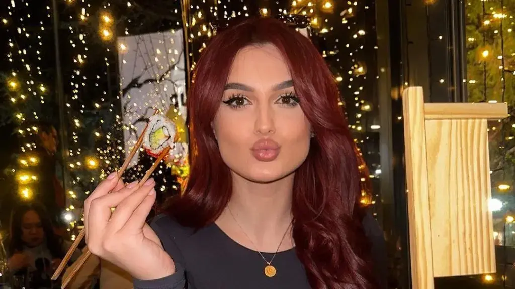 Kjo nuk pritej, Vesës së Big Brother i’a lidhin sytë dhe e fotografojnë në këtë pozitë
