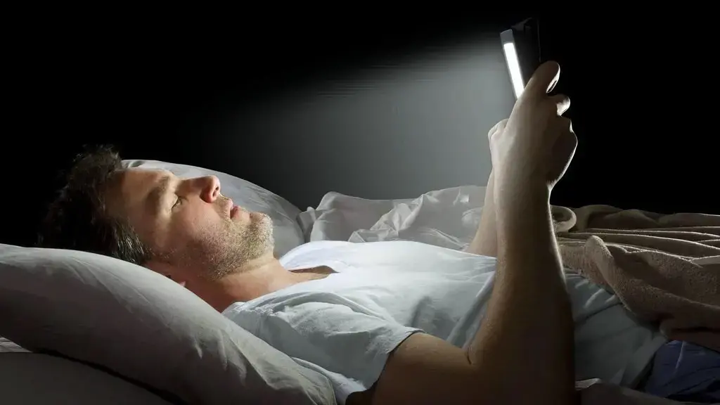 Me telefon në shtrat? Ja pse s’duhet ta merrni kurrë me vete