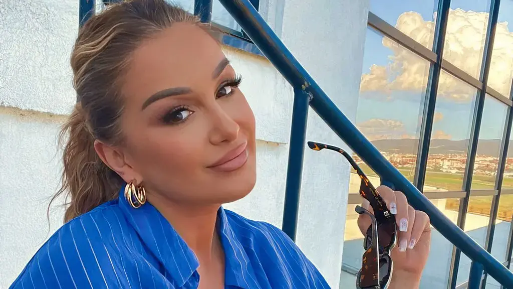 Adelina nuk përmbahet, sjellë imazhe intime me të dashurin