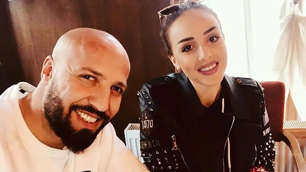Aida me bashkëshortin vishen njetjë, kaq bukur duken