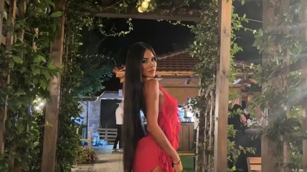 E dashura e Robertit shfaqet në bikine, ‘tranon’ ndjekësit me format e bujshme