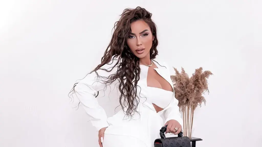 Realitet vs Instagram/ Fytyra dëshpëruese e Fjolla Morinës pa photoshop