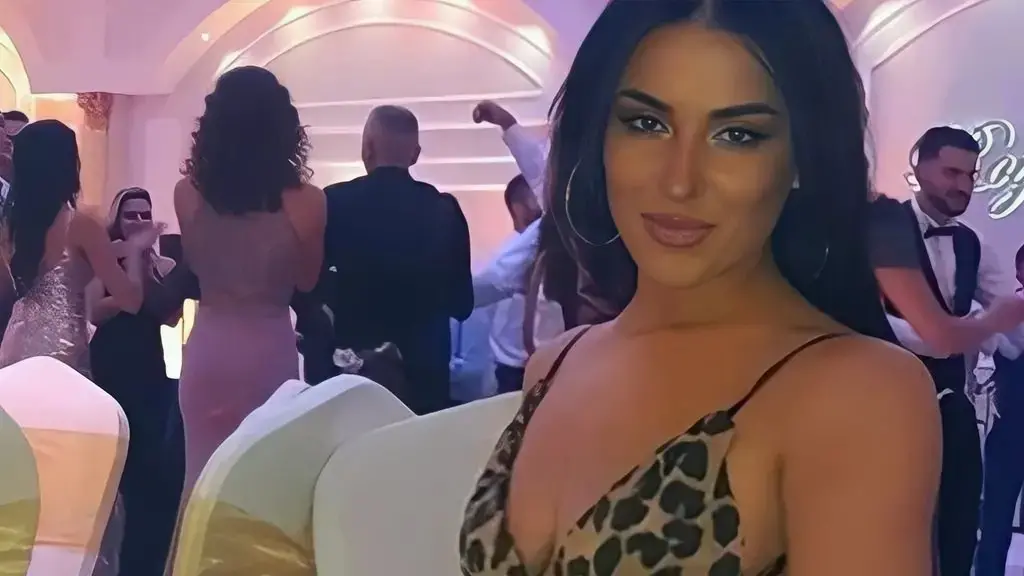 Në fustanin shumë të shkurtë Qeqa hap këmbët, dhe gjithë vëmendjen mori diçka tjetër