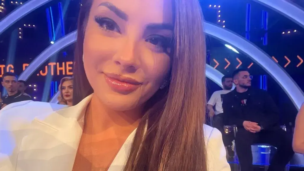 Sara Gjordeni për herë të parë publikon foto me barkun e rrumbullakosur