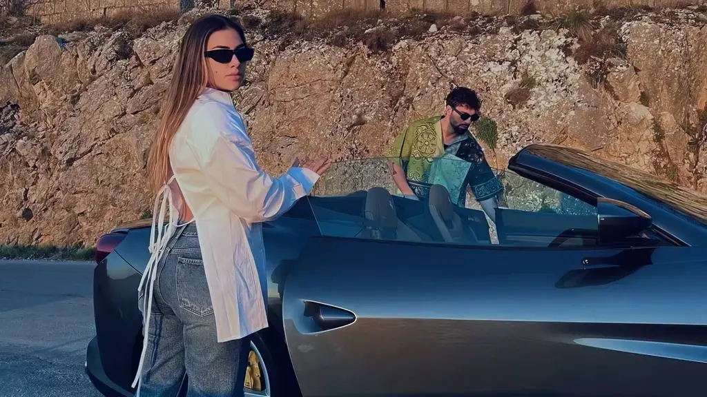 Ledri do të bëhet xheloz, Sara shfaqet rrugëve pa të brendshme!