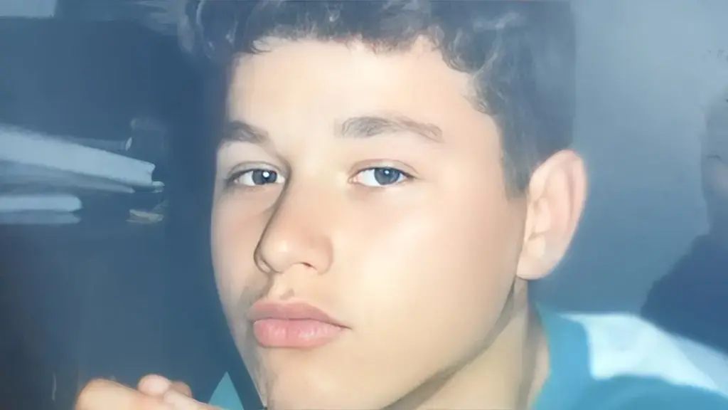 A e njihni djalin në foto? Njëri nga këngëtarët më të njohur sot