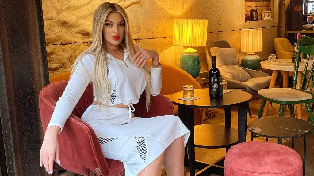 Uau! Arbnora Ademaj shfaqet e mbuluar në perla!