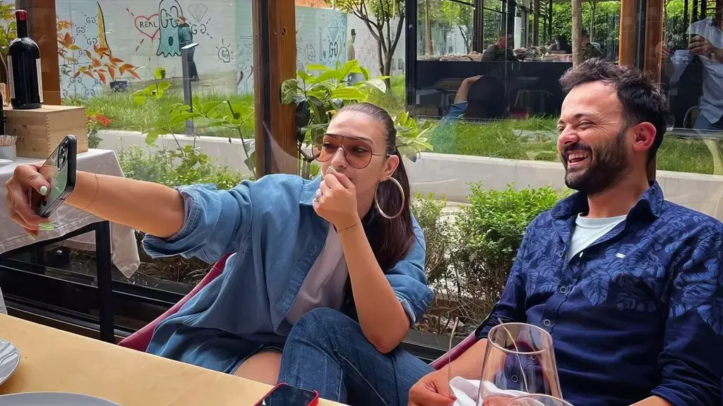 ‘Çfarë nëne!’, Besniku ndan fotot epike të Jonidës me Emin