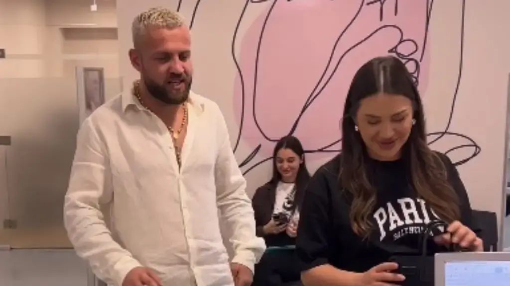 Kiara prezanton për herë të parë vajzën Lunën, publikon foton familjare me Luizin dhe vajzën
