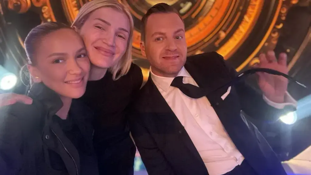 Lori dhe Sara Hoxha pozojnë me Ledionin, kanë një mesazh nga studio