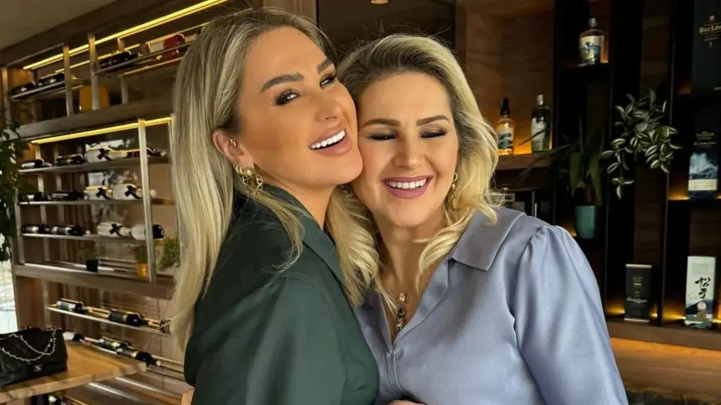 Vajza e madhe e këngëtares Shyhrete Behluli po fsheh diçka të çmuar në dorë