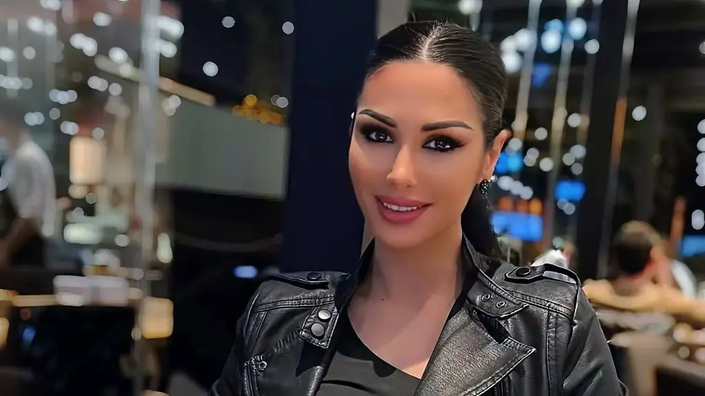 Soni Malaj tregon gjoksin e të pasmet e formësuara nga afër