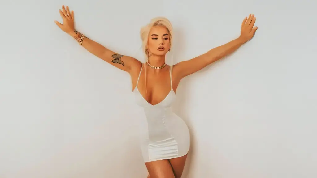 Rina Balaj nxjerr gjoksin në fushë