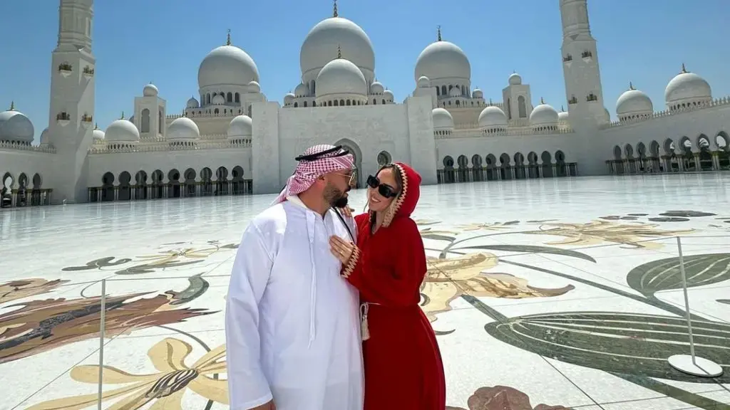 Aida Doçi me bashkëshortin shkojnë në Dubai, vishen me rrobat tradicionale arabe