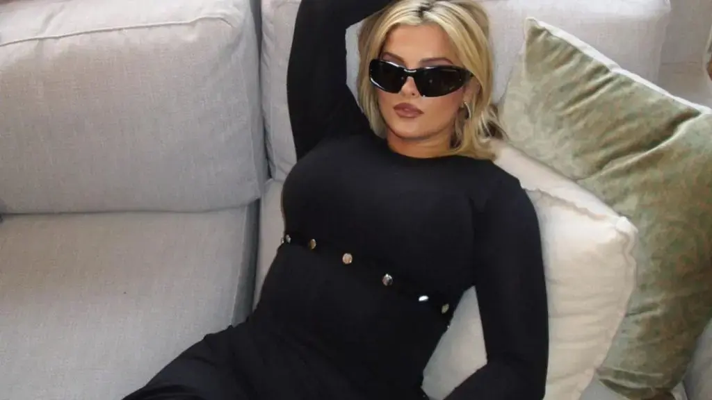 S’i pritej të arrinte në shtëpi, Bebe Rexha nis e zhvishet rrugës
