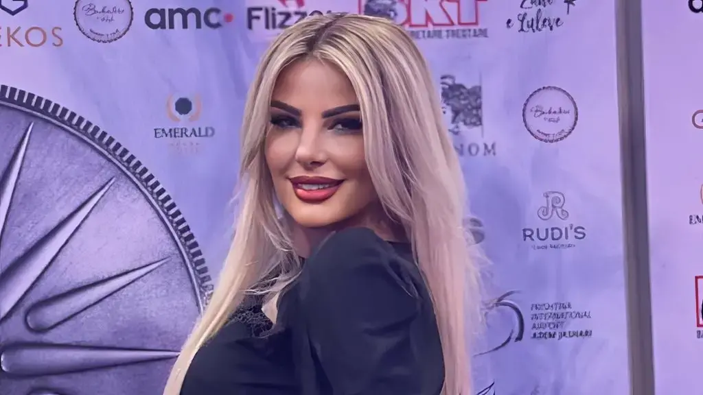 Duda Balje mahnit me format trupore veshur në komplete