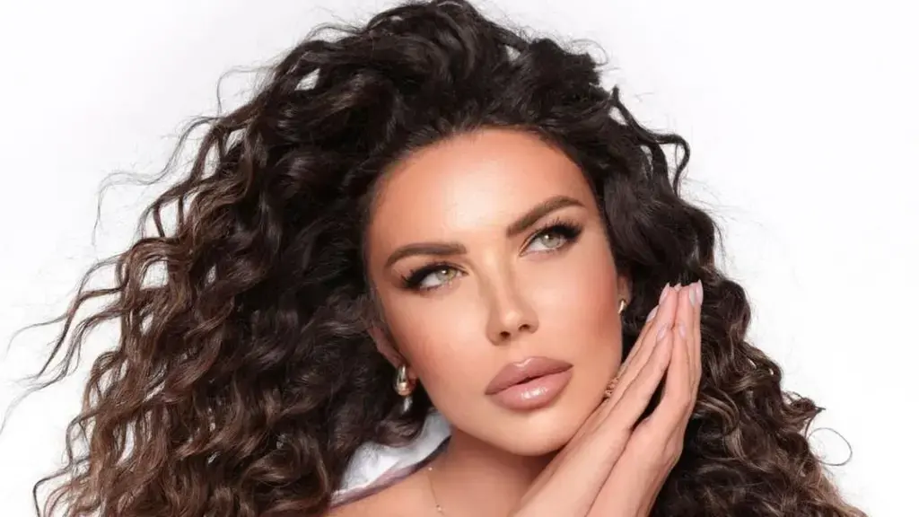 E papritur Miss Universe Kosova është 36 vjeçe dhe flet 6 gjuhë