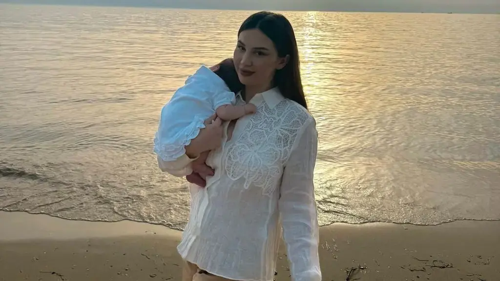 Kiara nis pushimet me bebi Lunën, publikon foto nga bregdeti
