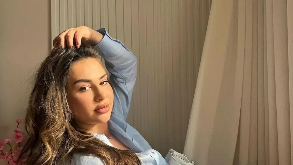 Kiara publikon pamje nga ballkoni i shtëpisë së re, ju fton për kafe!