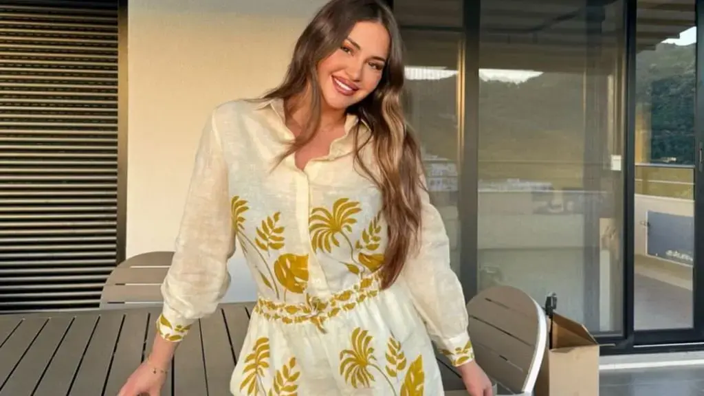 Kiara Tito publikon foto nga bregdeti, mahnit me format trupore pas lindjes