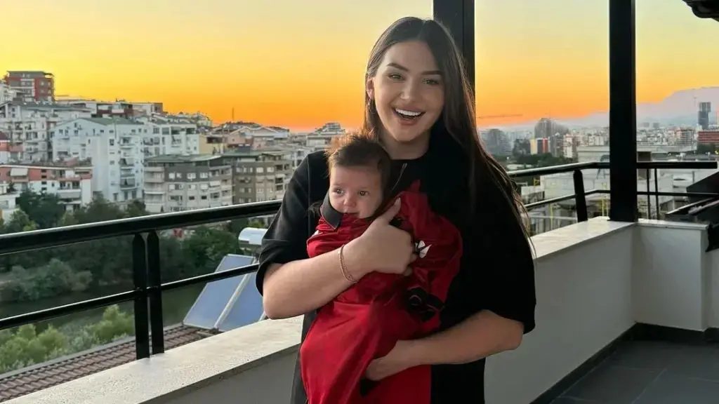 Kiara Tito dhe vajza e saj Luna në mbeshtetje të Kombetares, nënë e bijë vishen kuq e zi dhe sjellin fotot e ëmbla