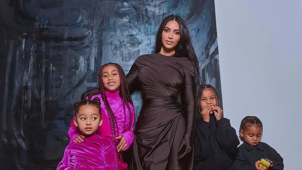 Kim Kardashian na habit, tregon ndryshimin midis fëmijëve që i lindi vetë dhe atyre me nënë surrogate