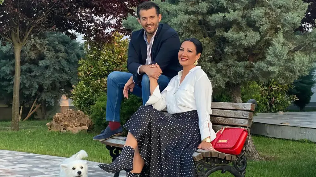 Labi ndan foton e ëmbël me bashkëshorten e tij