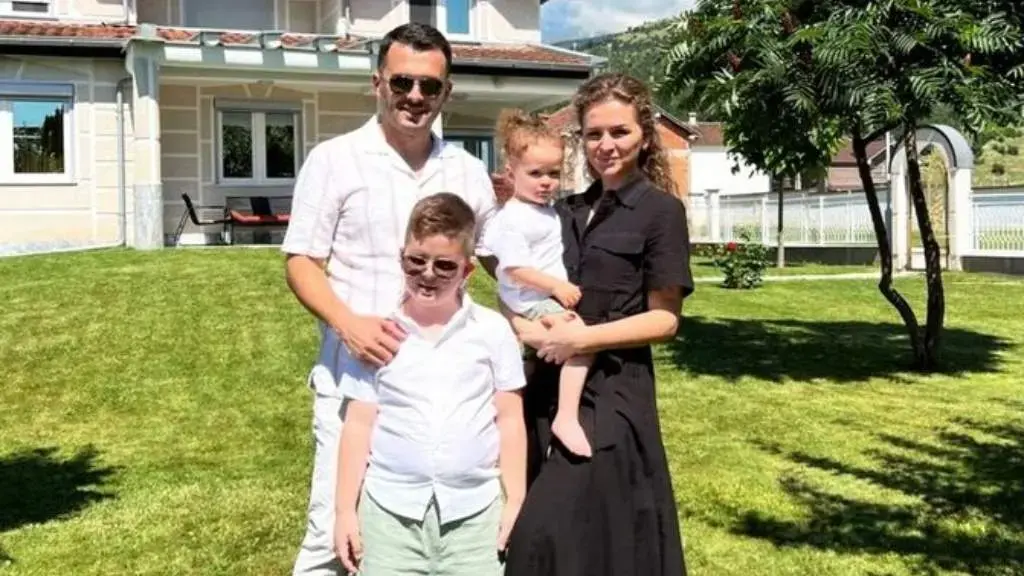 Korab Shaqiri publikon foto me gruan dhe dy fëmijët për Bajram
